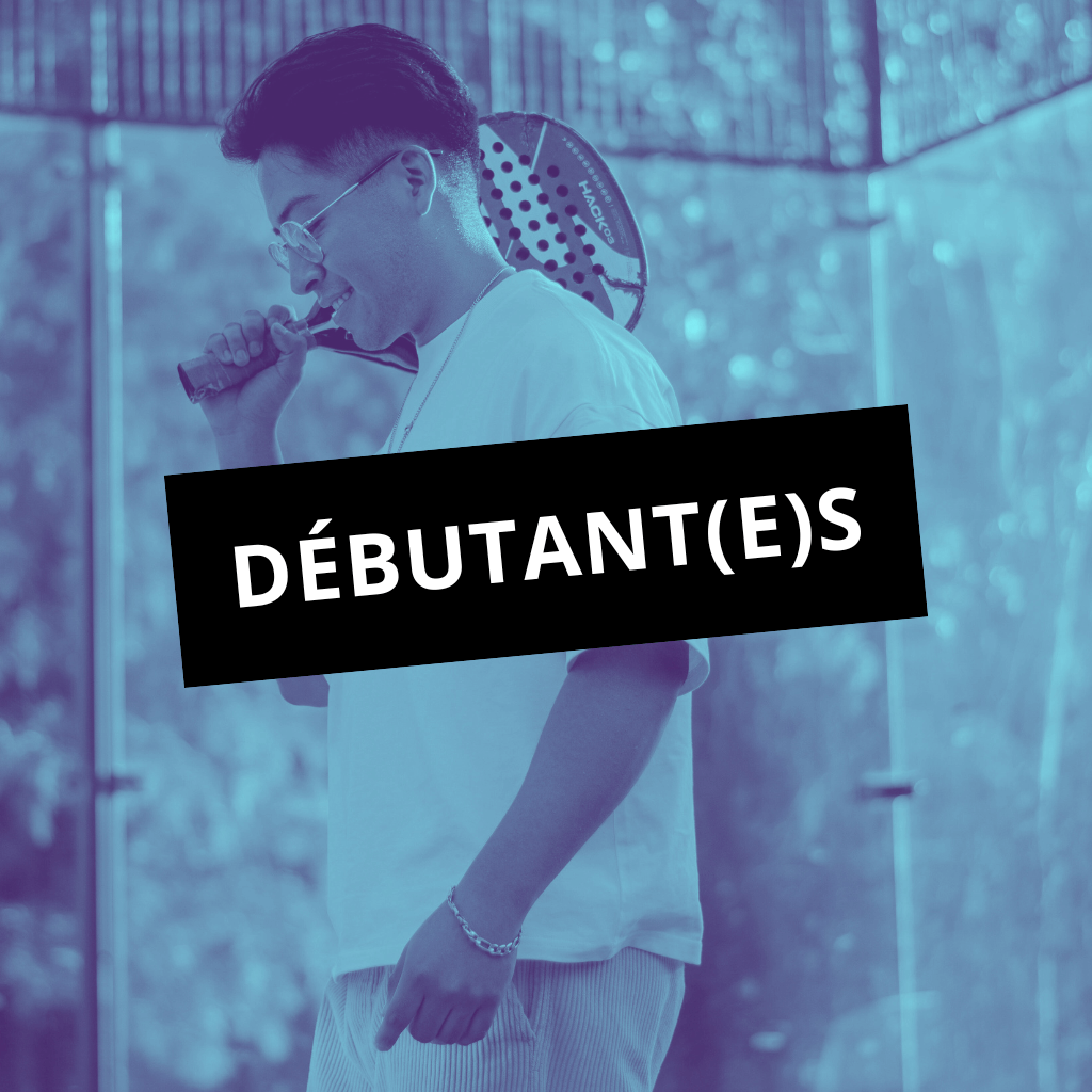 Un joueur débutant le padel dans une ambiance conviviale à Strasbourg